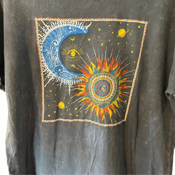 Caution to The Wind Sun Moon Graphic T Shirt Women’s Size Large Boho Hippie Eye - Picture 3 of 4